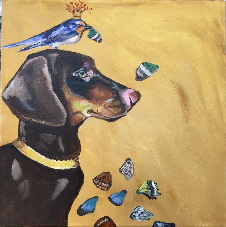 Een zwart-bruine hond met een gouden halsband kijkt naar een vogel met een kroon, omringd door verspreide schelpen op een gouden achtergrond.