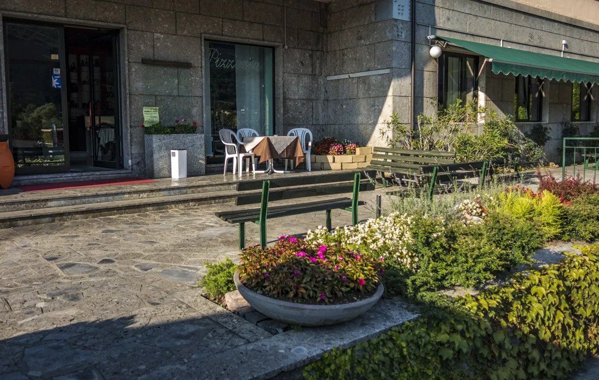 albergo con cortile esterno