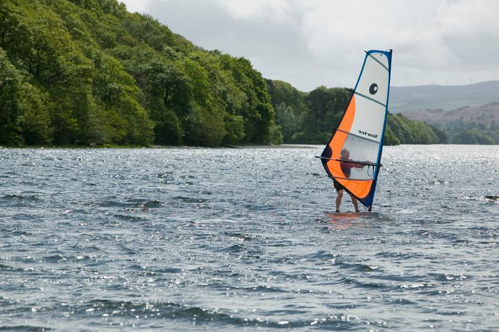 windsurf sul lago