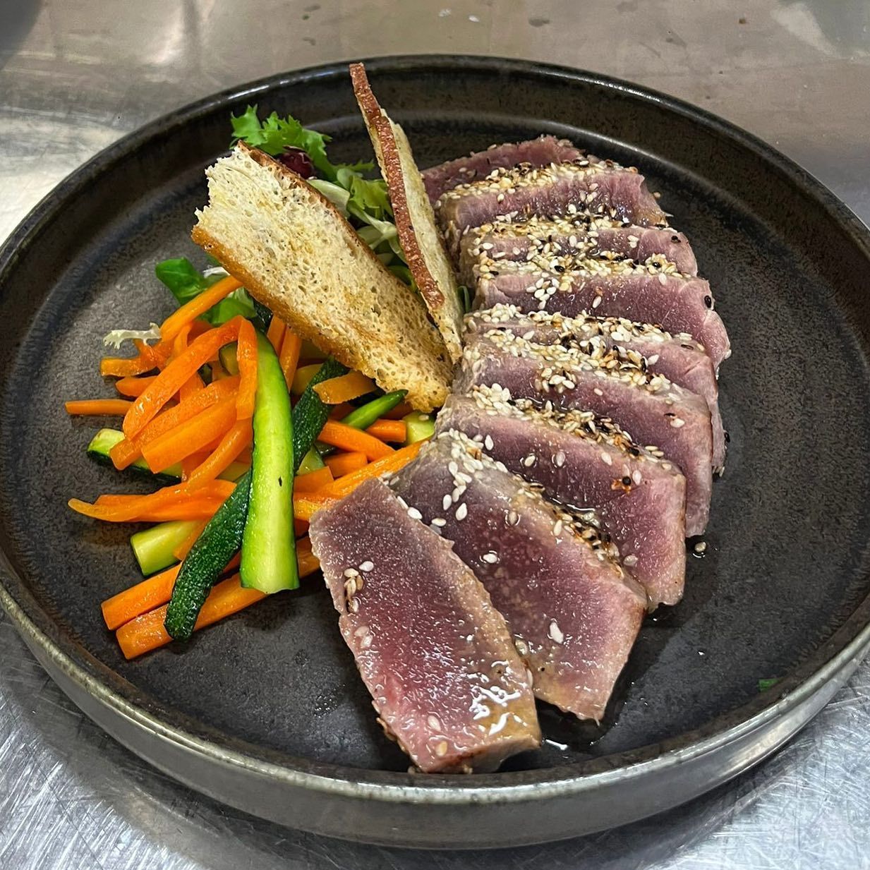 tagliata di tonno al sesamo