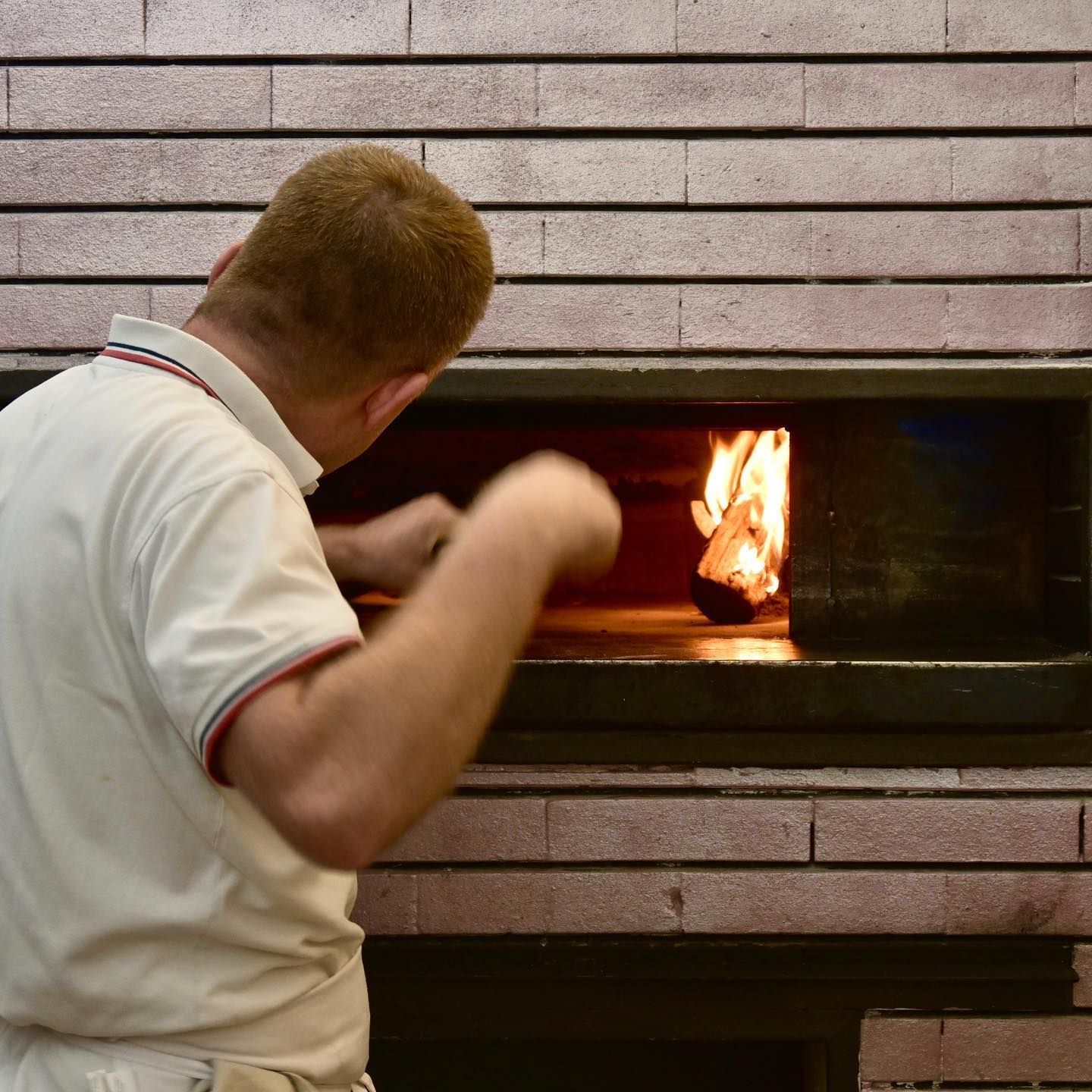 pizzaiolo inforna una pizza