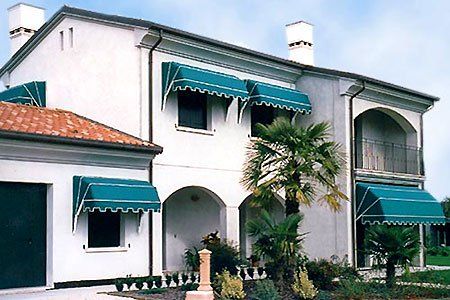 struttura alberghiera con tende a cappottina