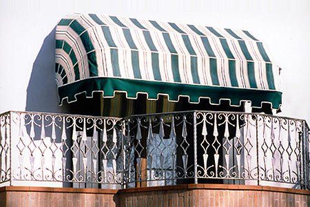 balcone con tenda a cappottina