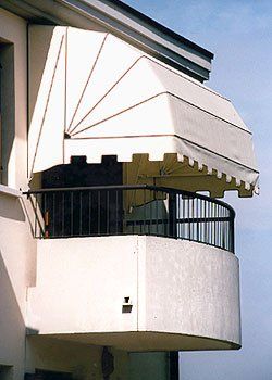 balcone con tenta a cappottina beige