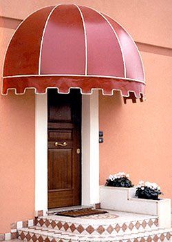 ingresso abitazione con tenda a cappottina