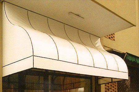 negozio con tenda a pensilina