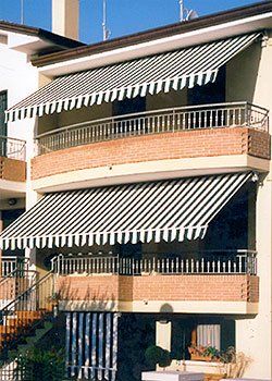 casa su più livelli con tende a bracci in ogni balcone