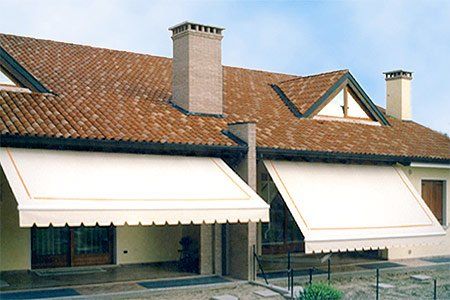 casa con tende a bracci