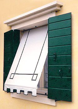 finestra con tenda a caduta