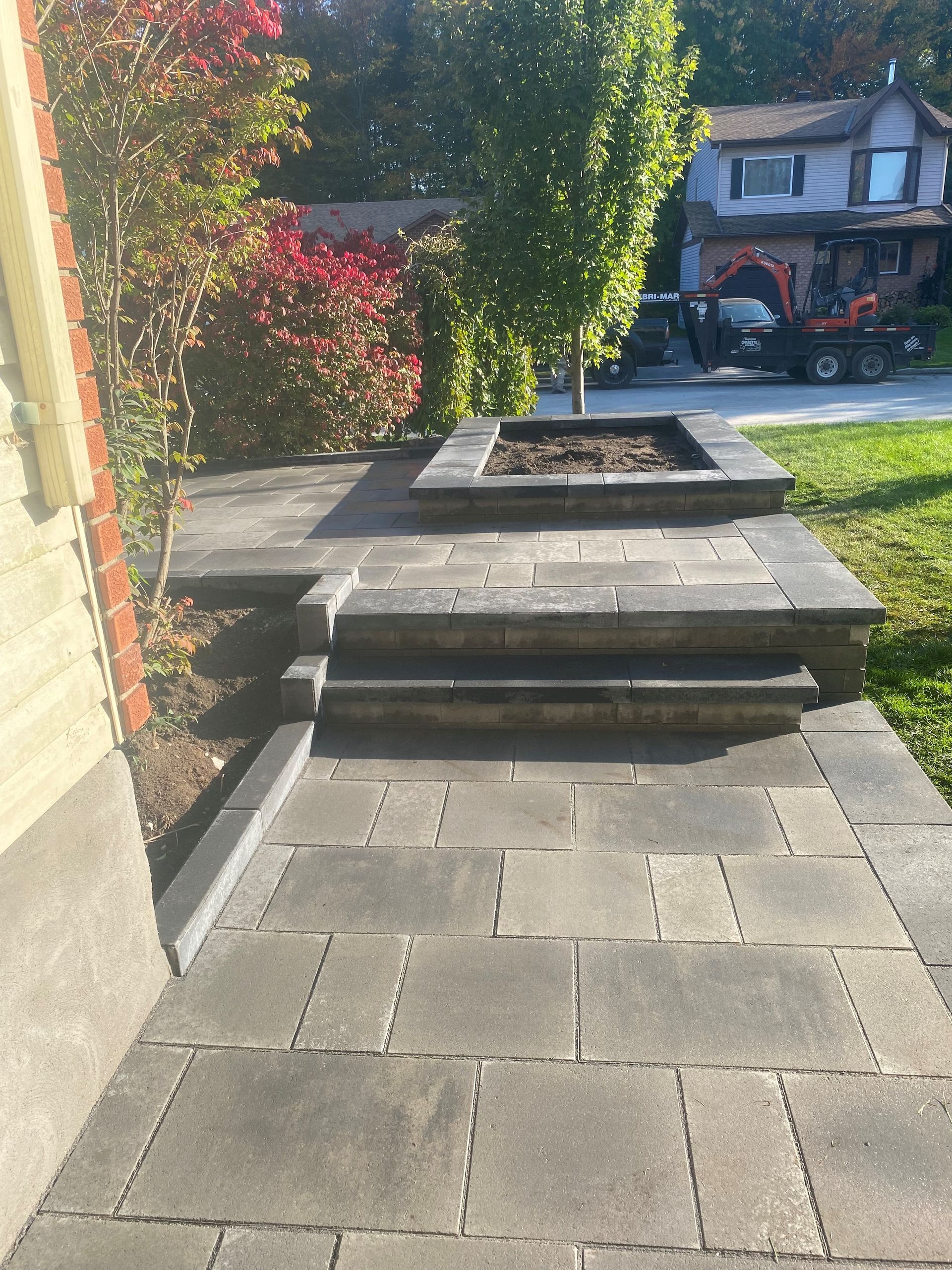 Une allée en pierre avec des marches menant à une maison.