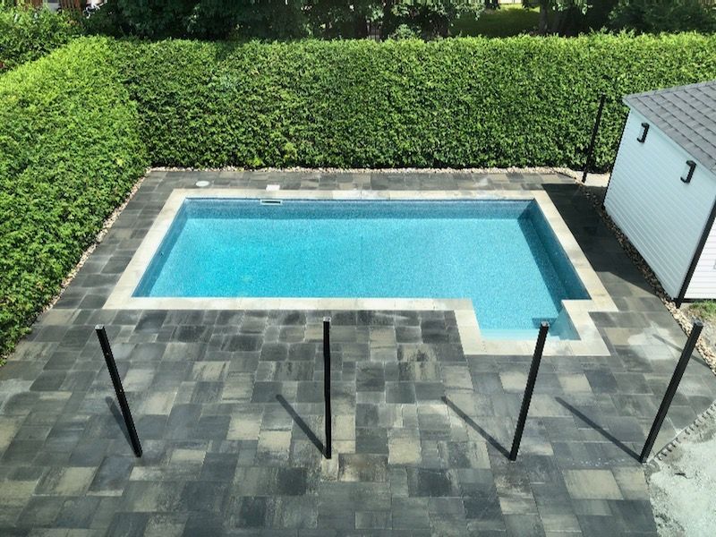 Une vue aérienne d'une piscine dans une cour arrière