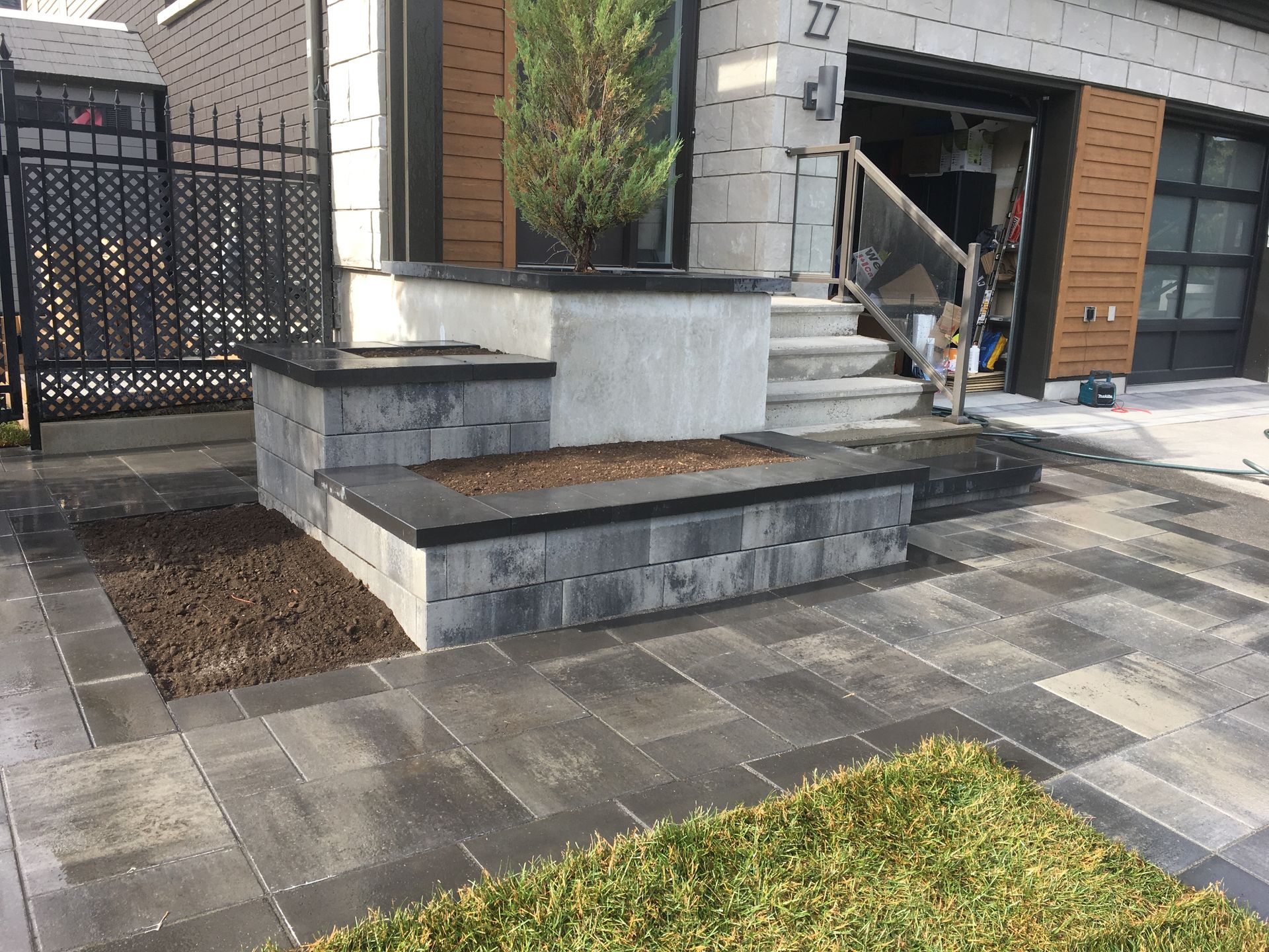 Une maison avec un patio et des escaliers devant.
