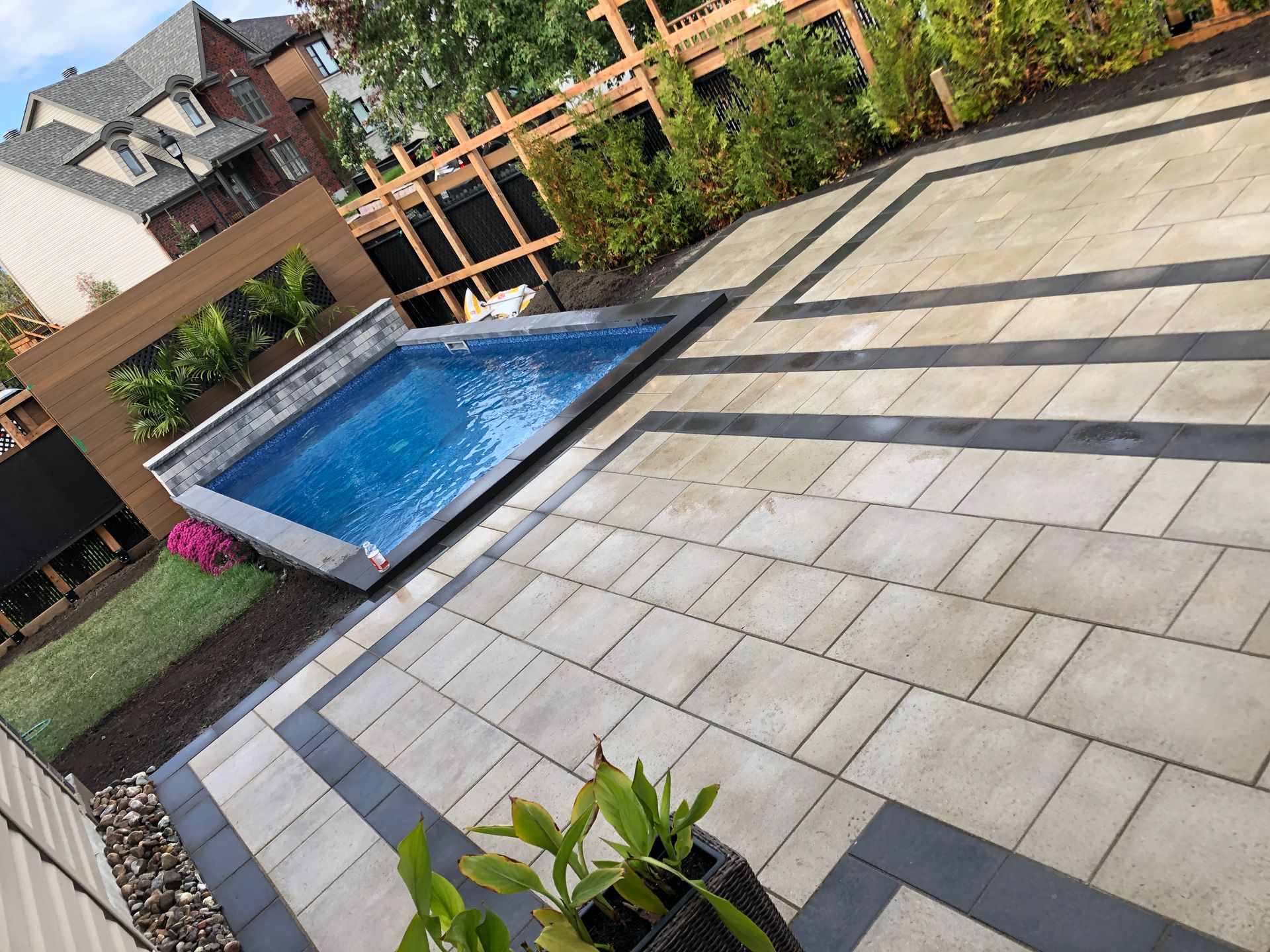 Un patio avec une piscine au milieu.