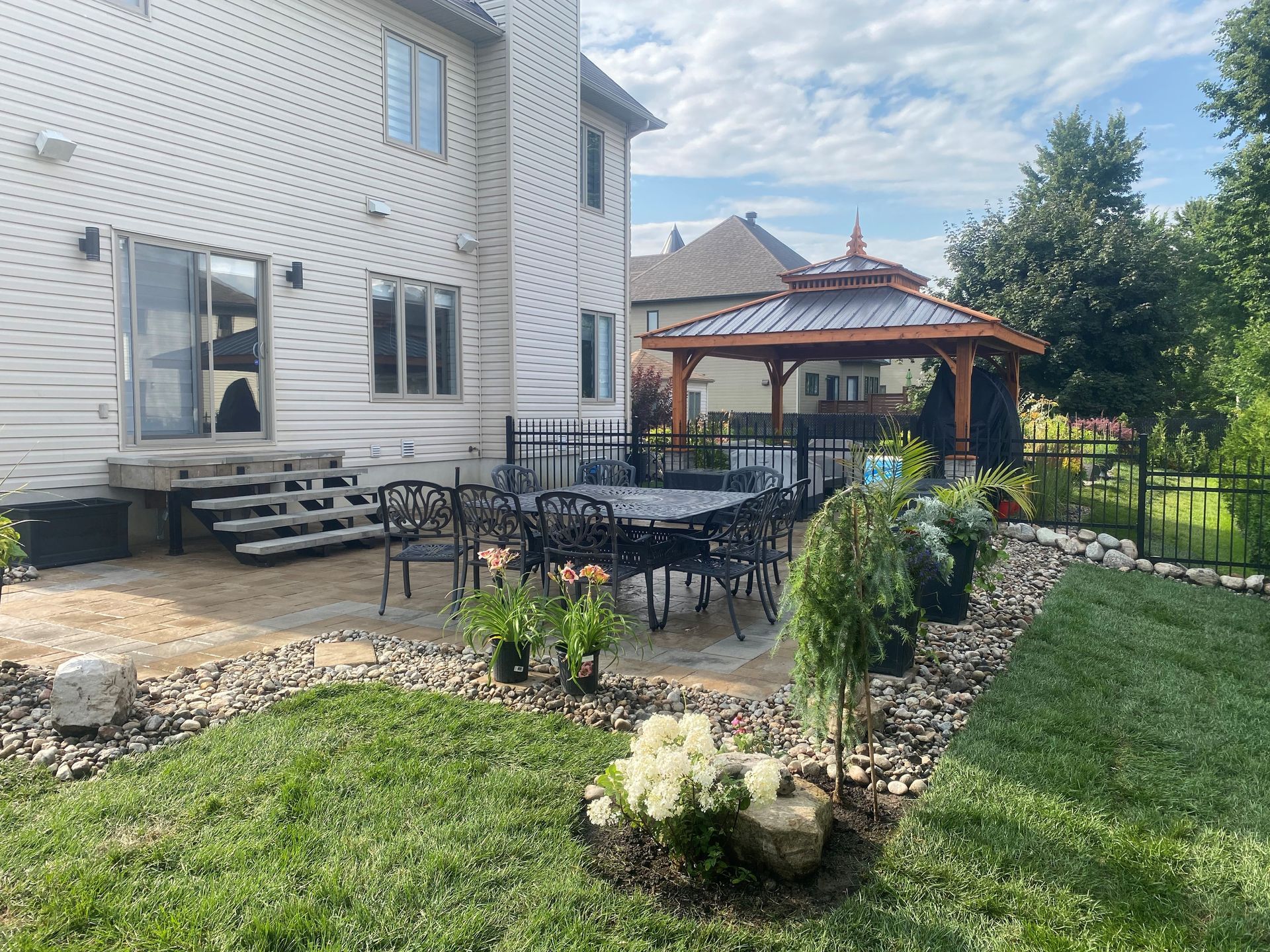Il y a un belvédère dans l'arrière-cour d'une maison.