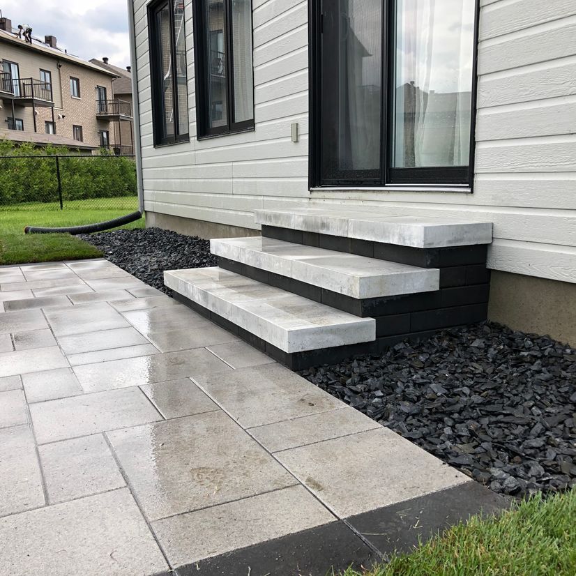 Un ensemble d'escaliers menant à une maison.