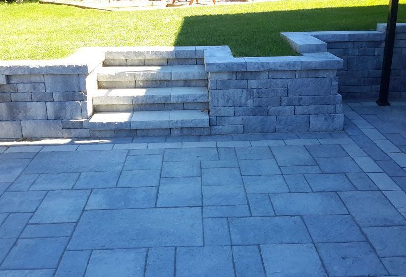 Un mur de briques avec des escaliers qui y mènent