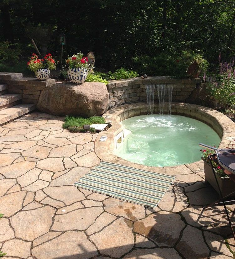 Un bain à remous avec une cascade dans l'arrière-cour
