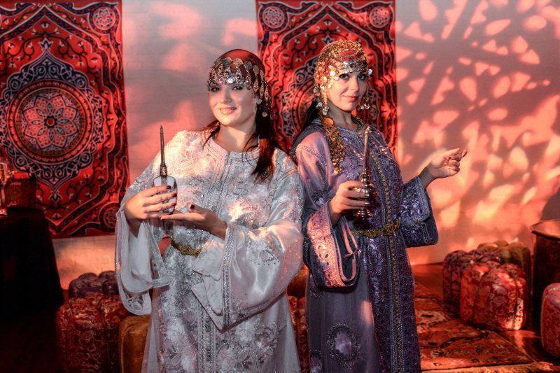 Meet and Greet entertainment image showing belly dancer and rose water greeters in costume