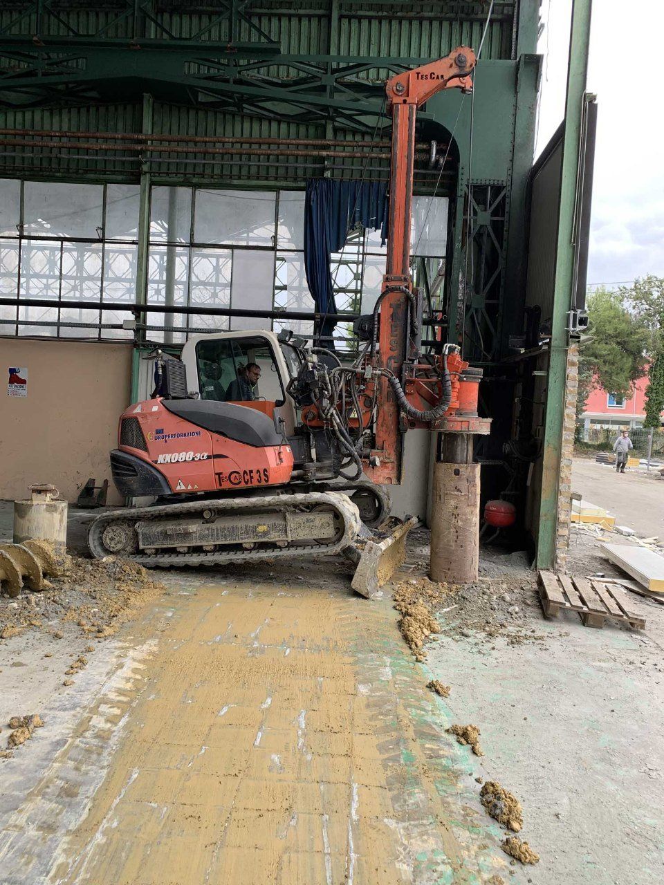 Trivellazione dentro capannone