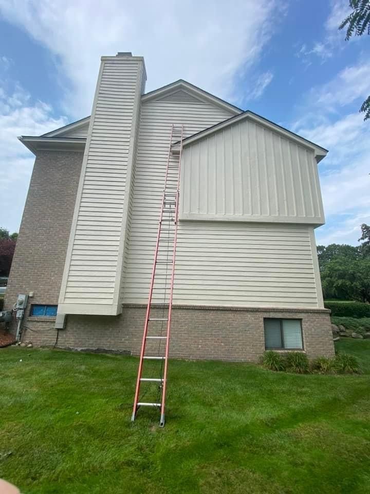 A ladder is sitting on the side of a house.