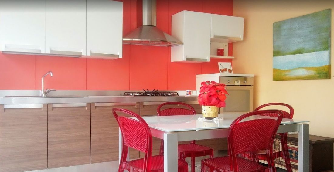 cucina moderna con elementi rossi e in legno