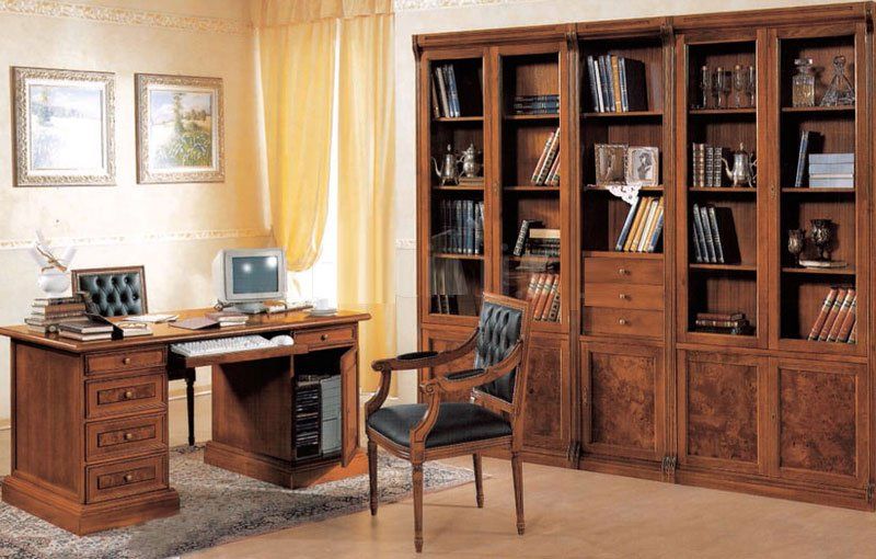 studio in stile classico con mobili in legno