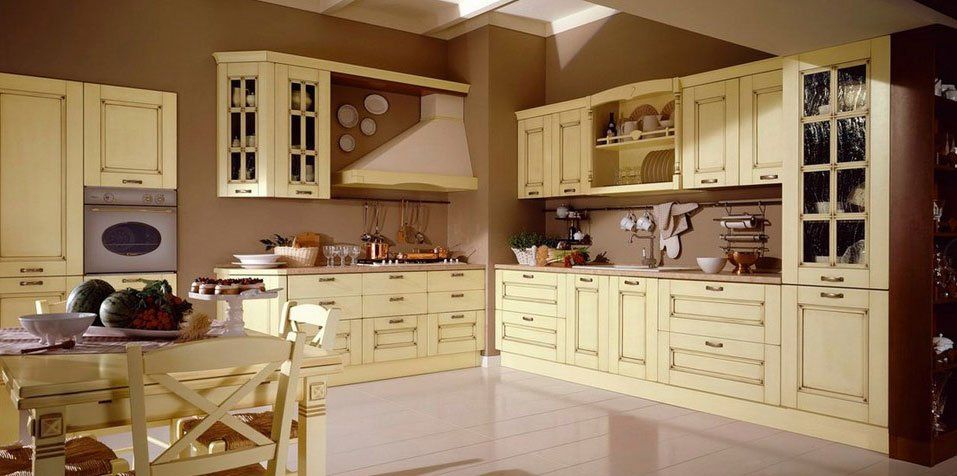 cucina angolare con pensili beige