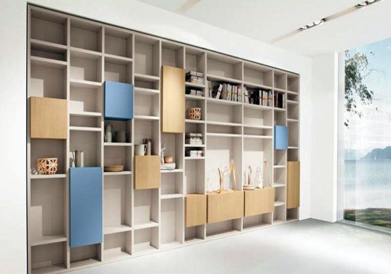 libreria moderna con elementi azzurri e in legno chiaro