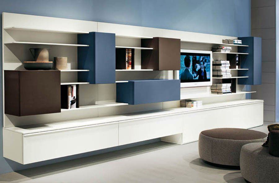 parete attrezzata moderna con elementi marroni e blu