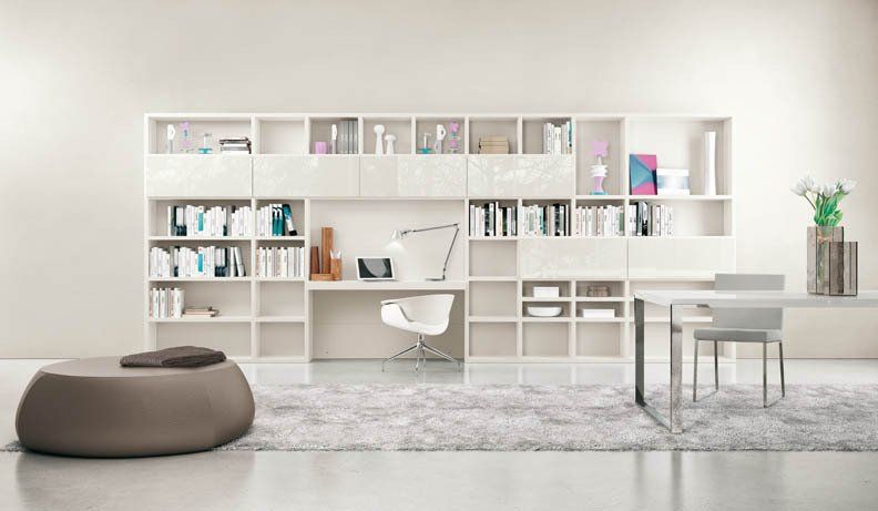 ampio studio in stile moderno con libreria bianca