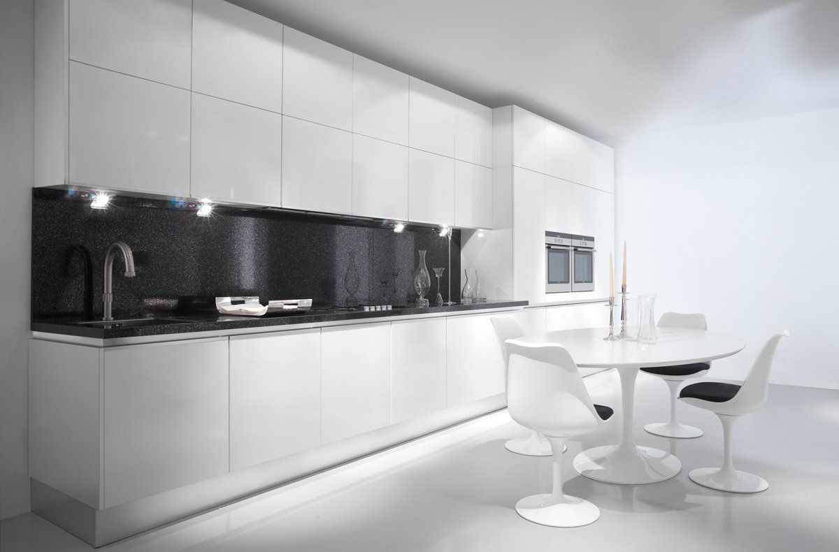 cucina in stile moderno con pensili bianchi