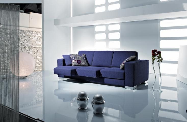 salotto in stile moderno con divano viola