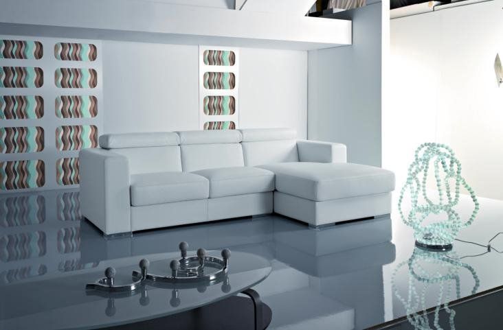 salotto in stile moderno con divano bianco