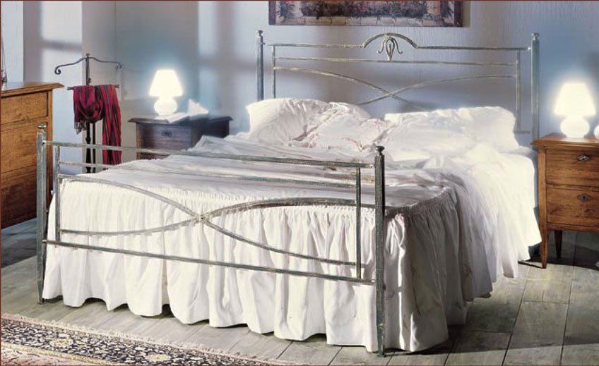 camera con letto classico in ferro battuto
