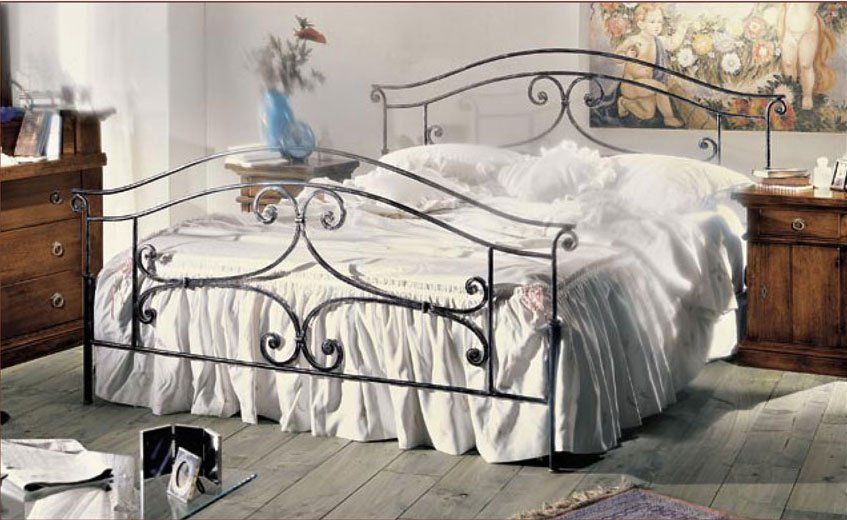 camera con arredi classici e letto in ferro battuto