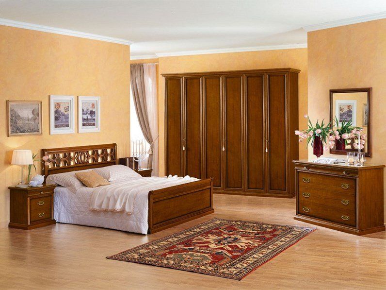 camera da letto con arredi classici in legno