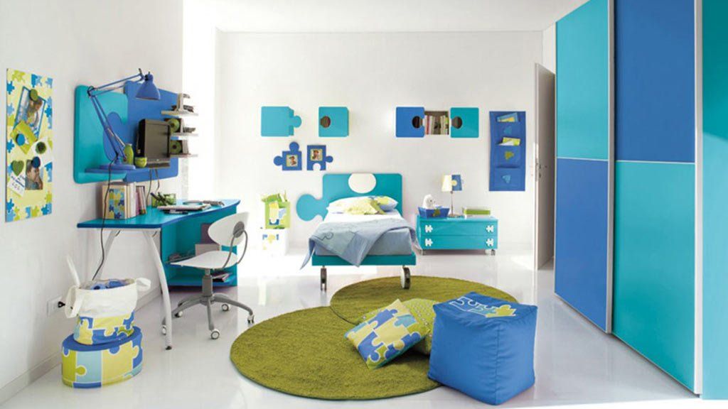 cameretta per bambini con arredi azzurri e tappeto verde