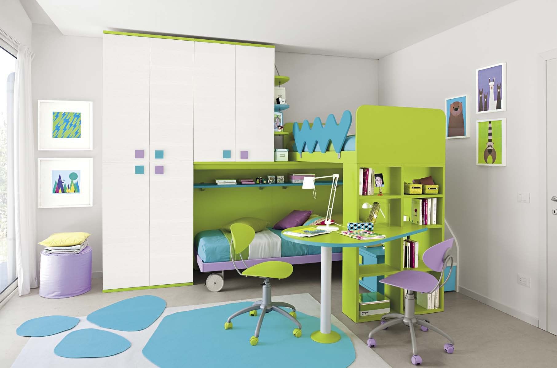 cameretta con letto soppalcato e arredi verdi
