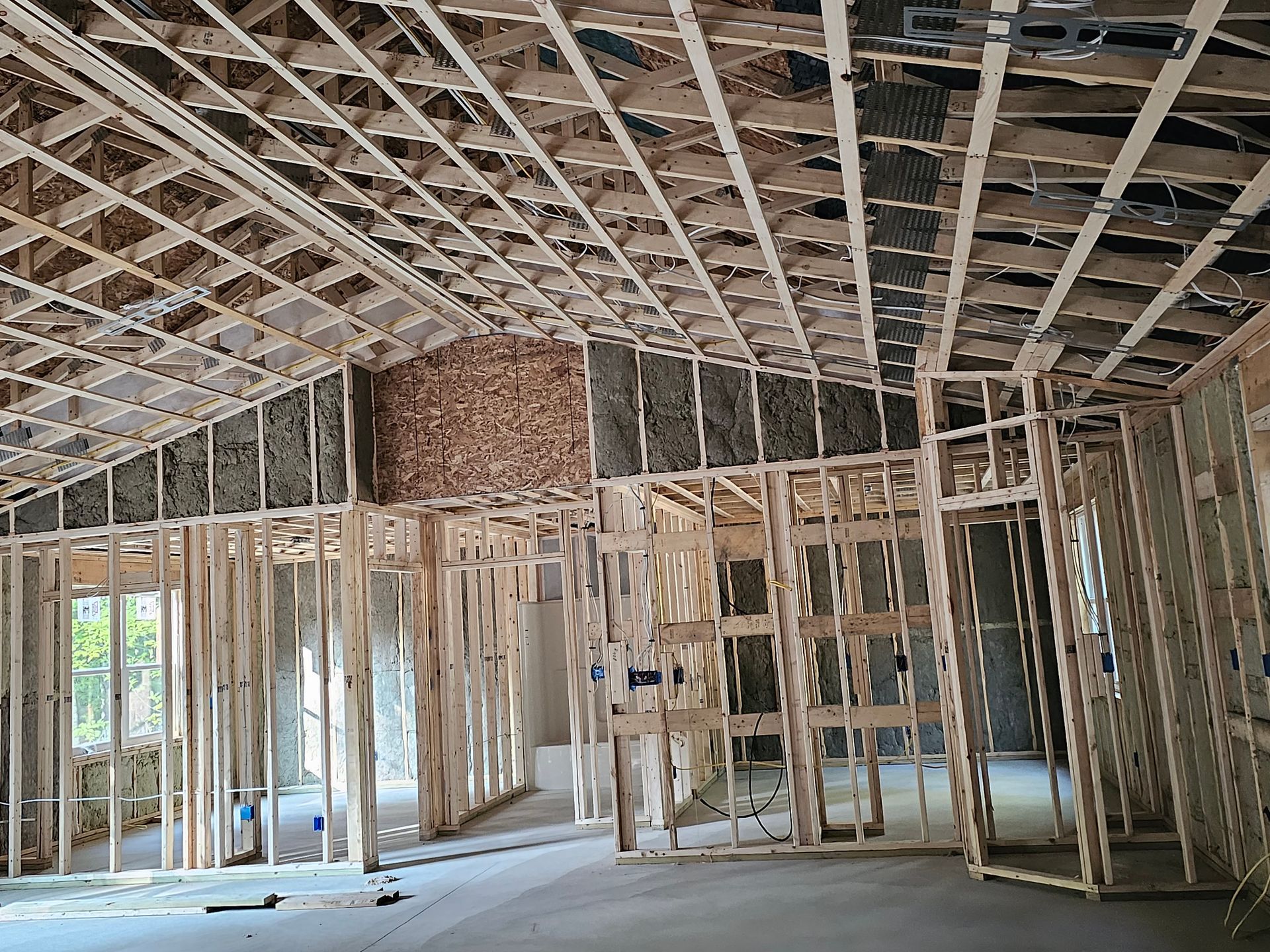 a house is being built with a lot of wooden beams