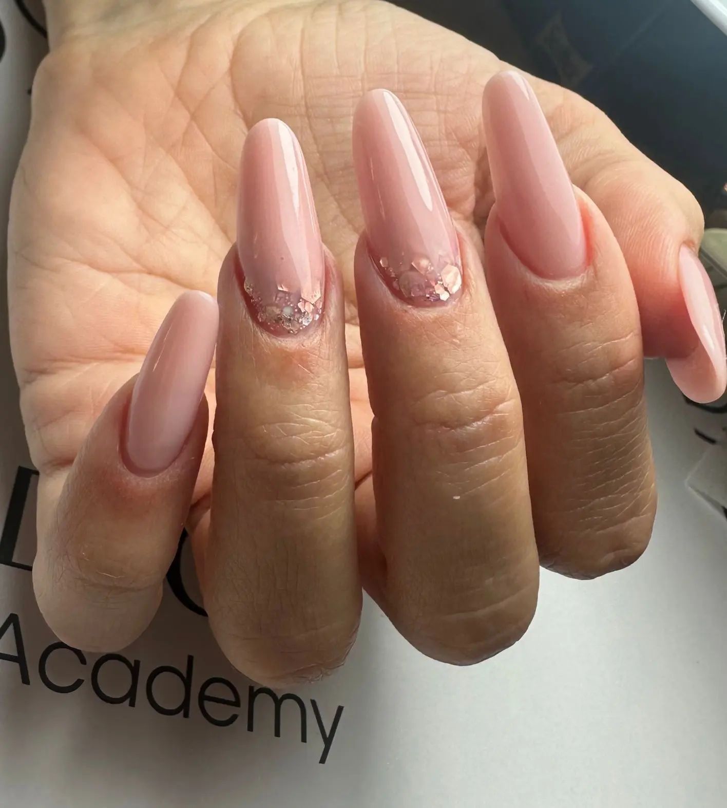 ricostruzione unghie con smalto color carne