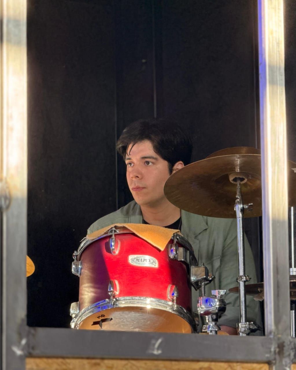 Un hombre y una mujer en una habitación iluminada con luz azul. La mujer habla con la mano extendida, mientras que el hombre mira hacia abajo.
