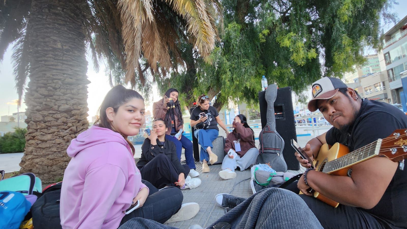 Un hombre tocando un saxofón frente a un teclista; ambos músicos están actuando.