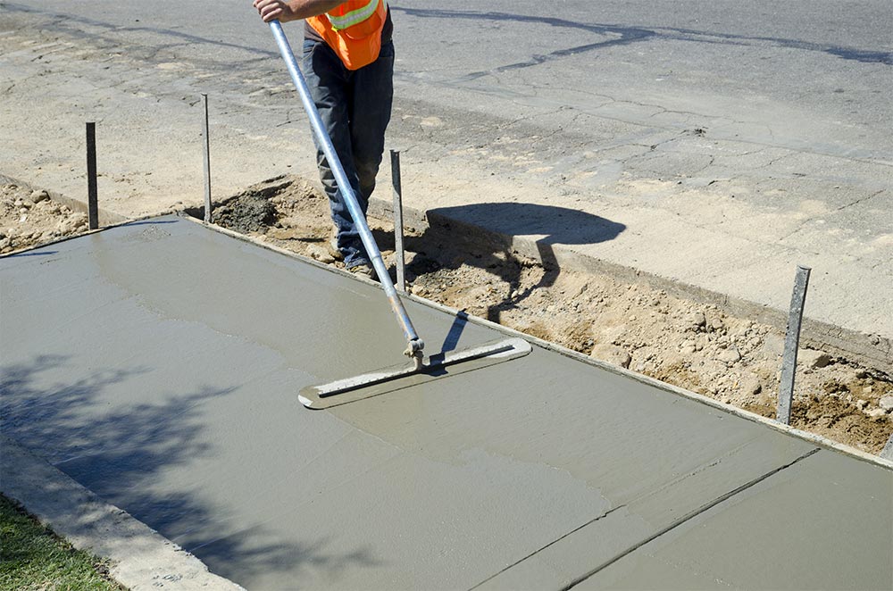 Concreter In Bundaberg Screeding A New Concrete Path