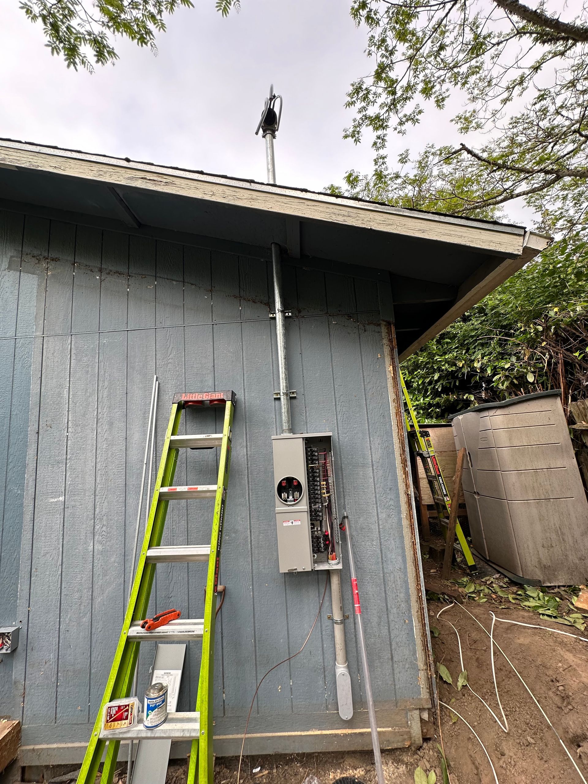 Freedom Electric Construction - A ladder is leaning against the side of a building.