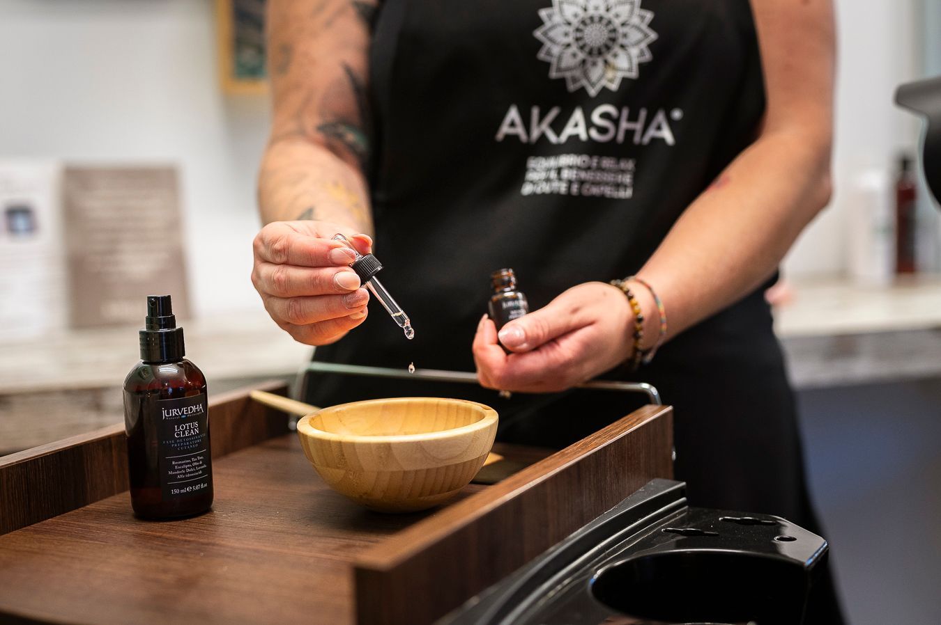 Una donna si spazzola i capelli davanti allo specchio.