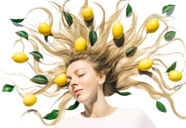 Una donna con limoni e foglie nei capelli