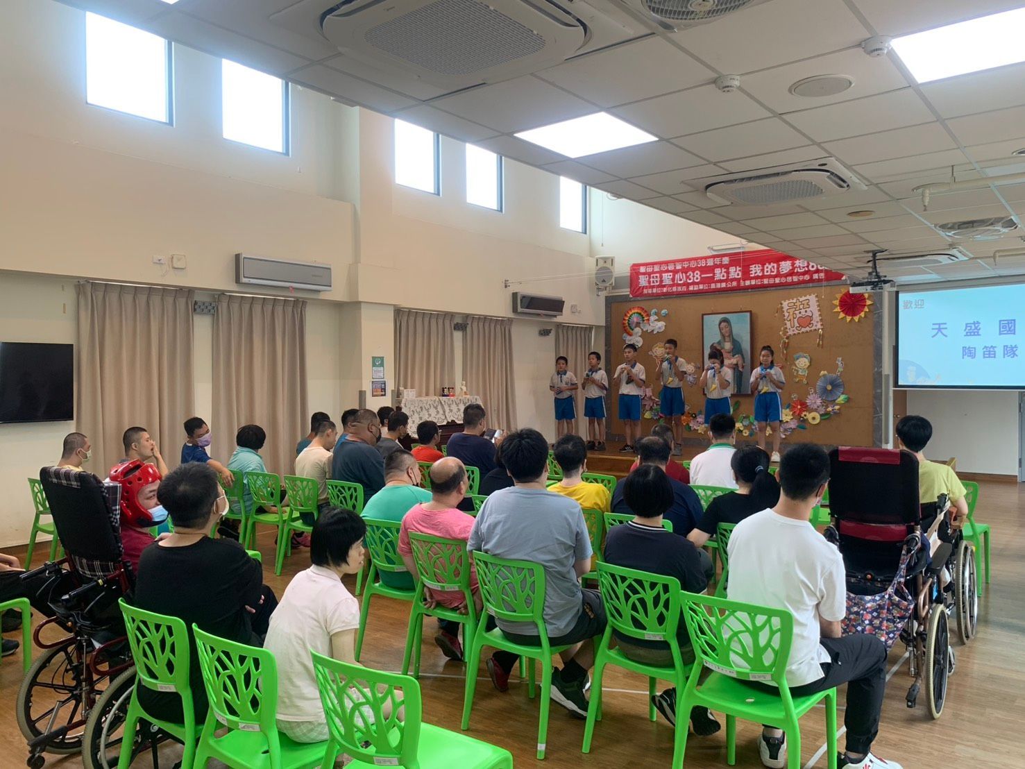 天盛國小陶笛隊至中心表演與共融