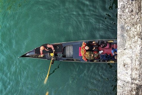 venetian-gondola-cross-the-venetian-lagoon-venice-venice-tours