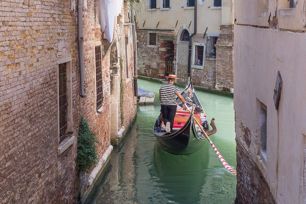 une-gondole-traverse-le-canal-de-venise-venice-tours