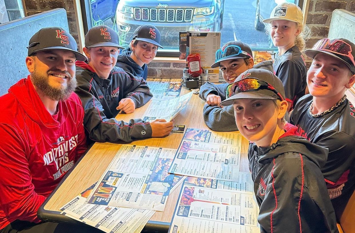A group of people are sitting at a table in a restaurant.